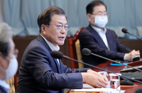 문재인 대통령이 4일 오후 청와대에서 수석·보좌관 회의를 주재하고 있다.  연합뉴스